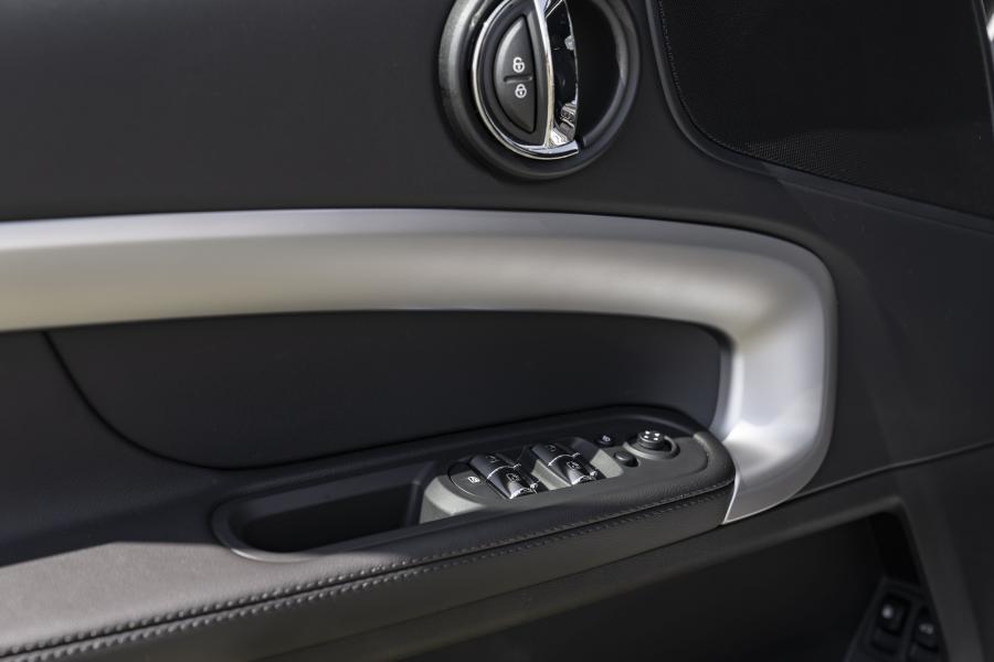 Детали интерьера Mini Cooper SE Countryman ALL4 (F60) 2020 года  (WW) (фото 55 из 130)